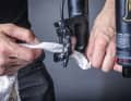 3 Clean the brake calliper: Clean the pistons on the brake calliper with a clean, lint-free cloth. Brake cleaner helps with heavier soiling and stubborn brake pad abrasion. Careful cleaning improves the function of the pistons and thus increases the performance of the brake.