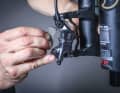 5 Insert the pads: Now place the pad spring between the two brake pads, press the pads together with your fingers and insert them into the holder between the brake pistons. Some manufacturers differentiate between left-hand and right-hand pads. It is essential to ensure the correct arrangement!