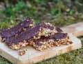 Whether homemade or bought: Oatmeal-based energy bars contain a lot of fibre, which can delay the availability of carbohydrates.