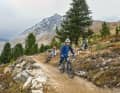 Unsere Jung-Tester fahren sich warm auf dem Zirmtrail in Nauders.