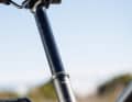 The full equipment includes a lowerable seat post with handlebar lever operation.