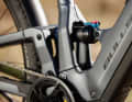 A Suntour rear shock with 120 mm travel ensures comfort at the rear.