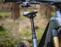 The stroke of the telescopic seat post is rather short at 150 mm. The standard coating resembles the Kashima gold of the suspension elements.