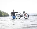 Auf Wasser fahren? Das kann das Bulls Vuca Evo AM mit Pinion Antrieb noch nicht. Ansonsten soll der Dauertester mit Riemen aber das ultimative Sorglos E-Bike sein.