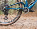 The single-pivot rear suspension of the Bulls not only flexes the most in practice, but also delivers the lowest stiffness values on our test bench.