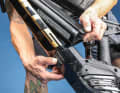 Convenient removal: The BMZ battery with 750 watt hours can be easily clicked out. However, a little caution is required when inserting it - the holder is rather delicate.