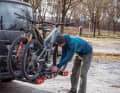 Für die meisten von uns ist klar: Kein Urlaub ohne Fahrräder! Doch wie kommen die Bikes auf den Fahrradträger und wie werden sie dort sicher fixiert? Wir verraten es!