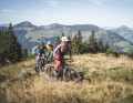 The enduro bikes in this test group weigh an average of 16.5 kilos. Thanks to the predominantly steep seat angle, they still climb quite comfortably in a steady pedal stroke.