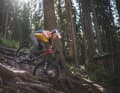 Bergab liegt das Enduro stabil auf dem Trail .