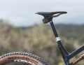 The 150 millimetre stroke of the dropper post is short for an all-mountain bike and, in combination with the long seat tube, offers little legroom.