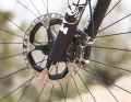 Large 203 mm disc on the front wheel: Despite the strict diet, there is no need to compromise when it comes to braking power.