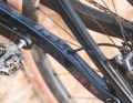 Koba routes the rear brake hose without laminated guides in the chainstay. The consequence: it rattles in rough terrain.