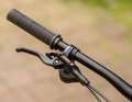Größter Kritikpunkt:  Die gruppenlosen Shimano-Stopper bringen mit ihren unergonomischen Hebeln und kleinen 180er-Scheiben  am wenigsten Bremspower auf den Trail.
