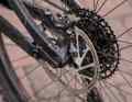 The DB8 entry-level brakes from Sram only deliver moderate braking power to the discs. This places rigorous demands on the hand muscles on long descents.