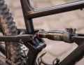 Das Rockshox-Fahrwerk besteht aus einem Deluxe-Dämpfer aus der Select+-Güteklasse...