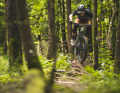 Unhandlich wirkt der Kandidat trotz seiner Souveränität aber nicht, denn die kompakte Fahrposition und das kurze Heck machen auf verwinkelten Trails eine ebenso gute Figur.