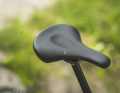 The cantilevered saddle offers a large contact surface and comfort. However, the shape is a little too bulky.