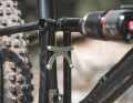Detailverliebt: Der Star verleiht der Firma ihren Namen. Man findet ihn ausgeschnitten an allen Verstärkungs­blechen und am Steuerrohr des Bikes.