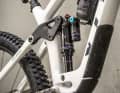 Above the expansion tank is a lever (blue) that can be used to select three riding modes: open, platform and closed.