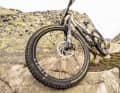 Beim Pirelli Race DH M handelt es sich um den griffigsten Schlappen im Portfolio. Das „Race" im Modellnamen bezieht sich auf die Gummimischung. Die SmartEVO-DH-Mischung kommt an allen Pirelli-Reifen im Downhill- und Enduro-Segment zum Einsatz.