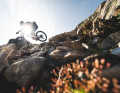 The Scor company motto "Play the Mountains" also applies to the 2030. With its fun geometry and poppy suspension, the trail bike always scurries over the trails with a hand's width of air under the tyres.