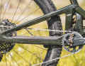 Bereits auf den ersten Metern im Gelände fällt auf, wie leise das Scor 2030 auch über grobe Trails fliegt. Grund dafür ist neben der sauberen Zugverlegung der massive Kettenstrebenschutz.