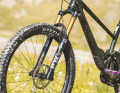 For the suspension fork, Scor relies on the narrow 34 mm version of the 140 mm Factory fork.