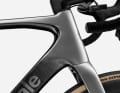 The head tube is aerodynamically optimised, but is quite long. The result is an emphatically upright riding position.