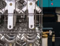 Nur die Kurbeln der Centaur-Gruppe bestehen noch aus geschmiedetem Aluminium. Im Gegensatz zur Carbonfertigung der anderen Gruppen ist ihr Anblick nicht geheim