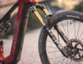 Fahrwerk vom Feinsten: Für 8.799 Euro geht Cannondale beim Fahrwerk in die Vollen. Eine Fox 38 im Factory-typischen Kashima-Gewand – besser geht’s kaum. Lässt man den Blick über die Federelemente der Konkurrenz schweifen, wird schnell klar: Dass Hersteller ihre Modelle unterhalb der 10.000-Euro-Grenze derart edel ausstatten, ist leider nicht selbstverständlich.