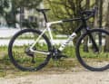 Un ensemble bien pensé avec un cadre, une fourche et un poste de pilotage en carbone, une géométrie modérément moderne et une transmission mécanique à deux vitesses. Ce vélo sportif polyvalent est disponible à partir de 2.199 euros.