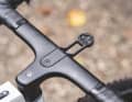 Am Carbon-Cockpit des neuen Race-Gravelbikes von Canyon können GPS-Halterungen und Lichtsysteme integriert werden.