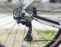 Auf Shimanos GRX-Zweifach-Antrieb kann man sich im Gravelbereich verlassen. Im Carbon-Grizl CF7 rotiert eine Einfach-Kurbel mit 10-45er Kassette.