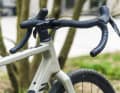A balance between contemporary design and ease of maintenance: Canyon has opted not to include an integrated one-piece cockpit on the Grizl, but the cables still run through the headset into the frame on this adventure model.