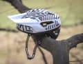 BIKE konnte den neuen Canyon DEFLECTR Helm bereits im coolen Prototypen-Look testen.