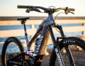 The carbon chassis is designed for mullet wheels and 180/175 mm suspension travel.
