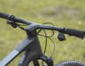 The Canyon Lux World Cup CFR X0 AXS one-piece cockpit is on the narrow side at 740 millimetres. Your hands can be positioned aerodynamically at the centre of the handlebars.