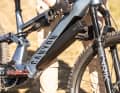 The battery is secured with a lock and can be folded forwards out of the down tube in the classic way.