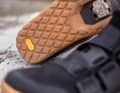 Zudem soll Vibram-Gummi für Grip abseits des Pedals sorgen