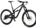 Verglichen mit den Trailbikes seiner Zeit wirkte das Stumpjumper Evo wie ein Bike aus der Zukunft. Selbst der BIKE-Testsieger Canyon Spectral CF 8.0 (BIKE 06/2018) trat mit einem aus heutiger Sicht konservativen 66,5-Grad-Lenkwinkel an. Auch der Reach fiel deutlich kürzer aus. Im direkten Vergleich wirkte das Spectral fast wie ein Cross-Country-Bike – ein eindrucksvoller Beleg dafür, wie weit Specialized der Konkurrenz 2018 voraus war.