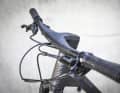 Standesgemäß setzt das Canyon Lux World Cup auf eine Cockpit-Einheit aus Carbon.