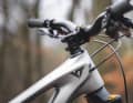 The paintwork: classic. Called Liquid Metal. At the back of the handlebars, the controls for the Postman dropper.