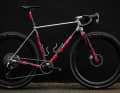 Das Curve CarboKev besteht je zur Hälfte aus Carbon und Titan. Mit 29.000 Austalischen Dollar ist es eines der teuersten Gravelbikes der Welt.