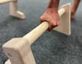 Greift sich angenehm für Fitness-Übungen: die Holz-Parallettes von Antworks aus Österreich. Wir haben die Dinger getestet.