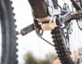 Von unten sichtbar: Die Kühlrippen des Motors.
