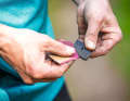 The quickest measure against squeaking disc brakes that also works on tour: Grinding the surface of the brake pads...