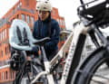 Als SUV-E-Bike will es im Alltag mit Komfort und Transportoptionen überzeugen.