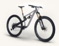 Titan küsst Carbon: Das Chiru Savage rollt mit Titan-Hauptrahmen und Carbon-Hinterbau auf die Trails.