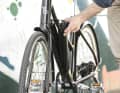Der Akku kann zum Laden seitlich herausgenommen werden. Eine Seltenheit bei schicken und leichten E-Bikes.