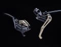 The new Intend Trinity 2.0 MTB brake comes in two versions: an enduro version without heat sinks and a downhill version with heat sinks.
